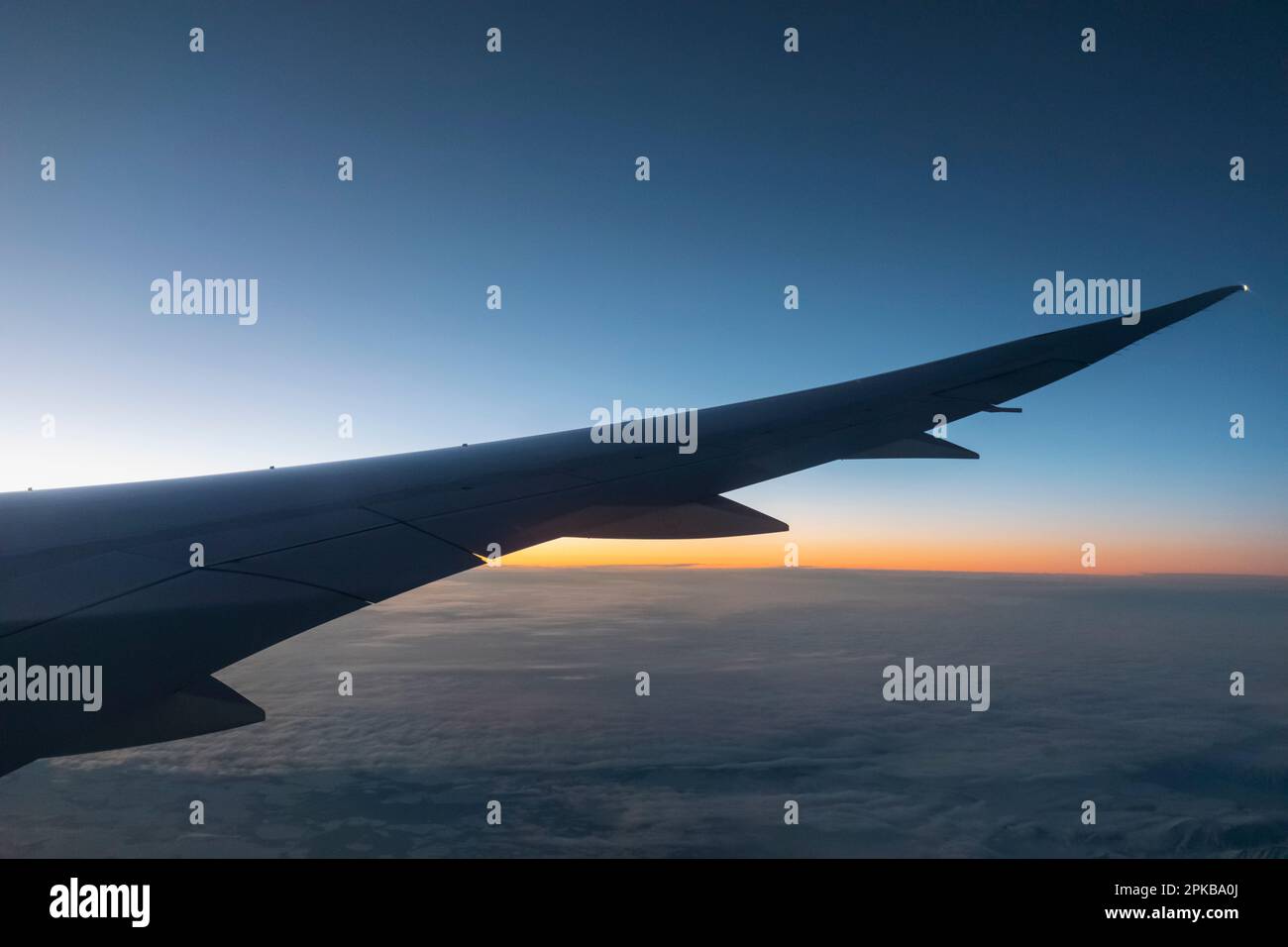 L'aile de l'avion volant et l'aube brille au-dessus du pôle Nord Banque D'Images