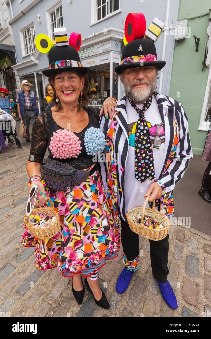 Angleterre, Dorset, Bridport, le Festival annuel de chapeau de Bridport, les chapeaux colorés Banque D'Images