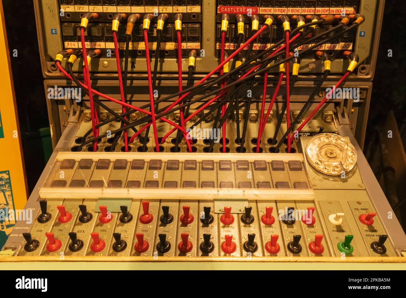 Angleterre, Dorset, Blandford Forum, Royal Signals Museum, détail des fils et commutateurs de tableau de commutation d'échange téléphonique d'époque Banque D'Images