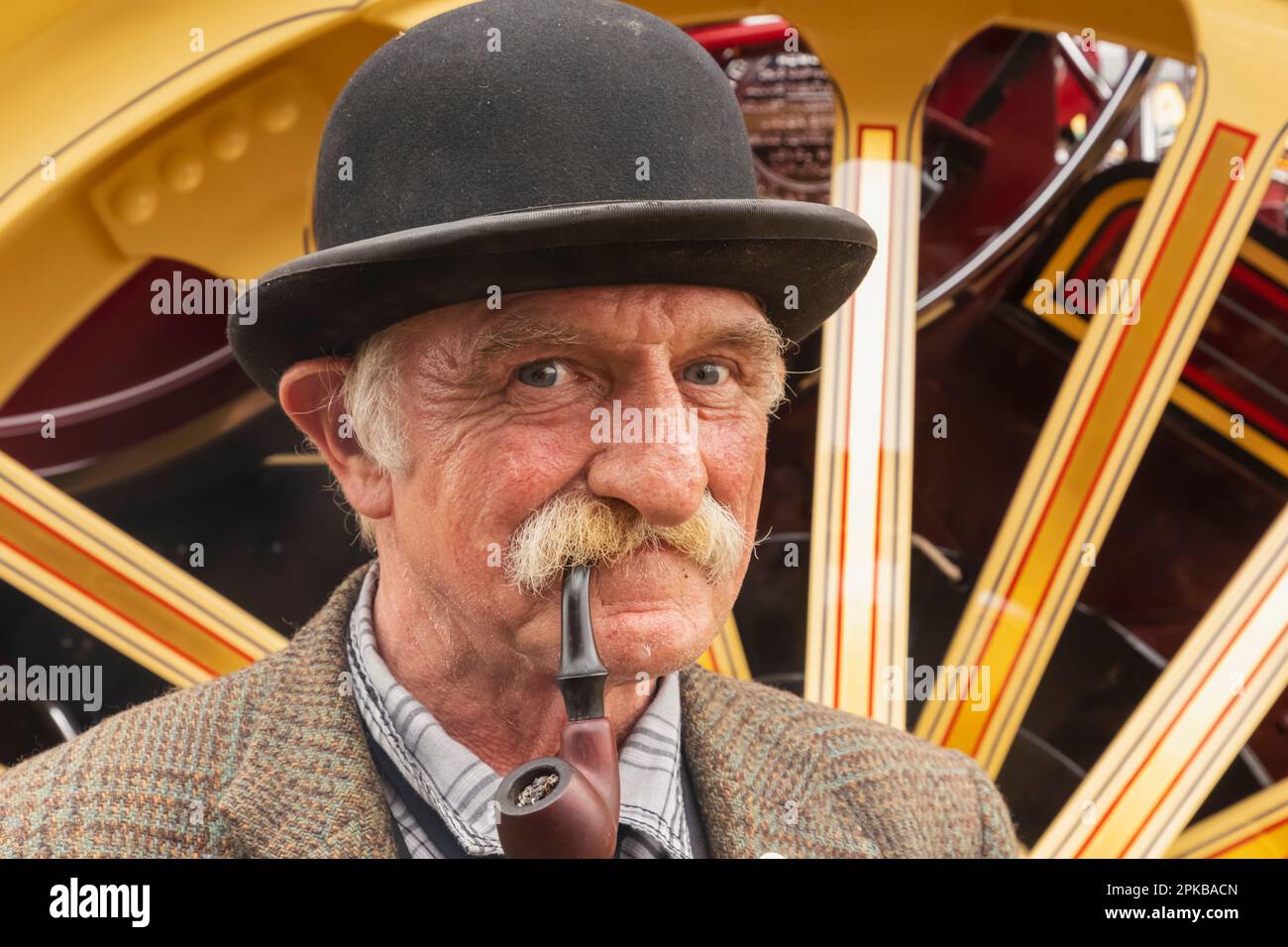 Angleterre, Dorset, la foire annuelle de vapeur du Grand Dorset à Tarrant Hinton près du Forum de Blandford, Portrait de gentleman vêtu de pipe de Bowler Hat Smoking Banque D'Images