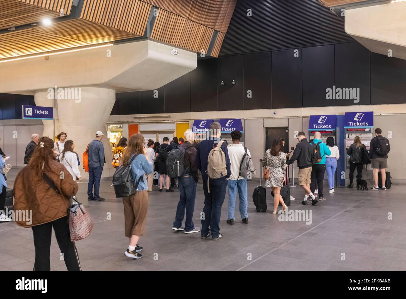 Angleterre, Londres, Southwark, London Bridge Station, People Queuing to Buy tickets de train Banque D'Images