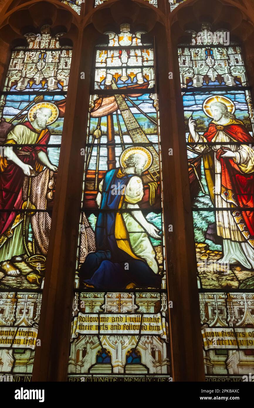 Angleterre, Dorset, Dorchester, Dorchester High Street, St. Peter's Church, Vue intérieure d'une fenêtre en vitrail représentant une scène biblique Banque D'Images