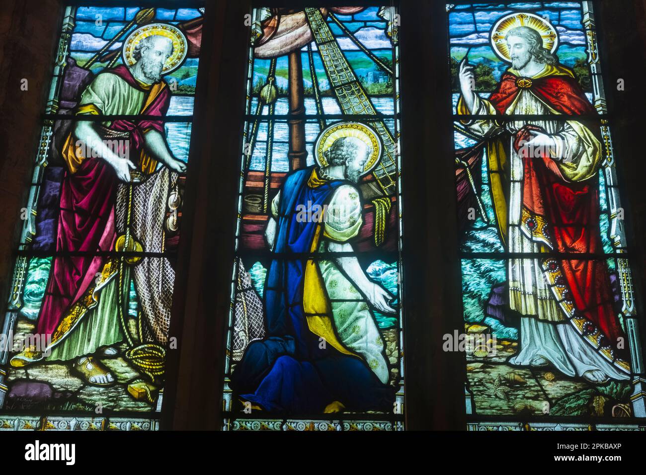 Angleterre, Dorset, Dorchester, Dorchester High Street, St. Peter's Church, Vue intérieure d'une fenêtre en vitrail représentant une scène biblique Banque D'Images