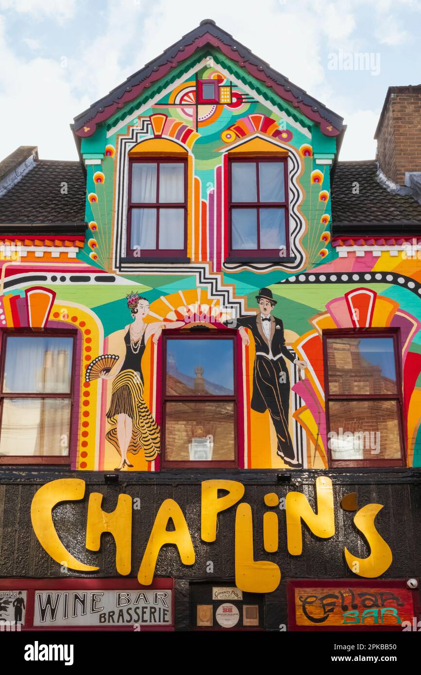 Angleterre, Dorset, Boscombe, façade colorée de Chaplins Winebar et Brasserie Banque D'Images