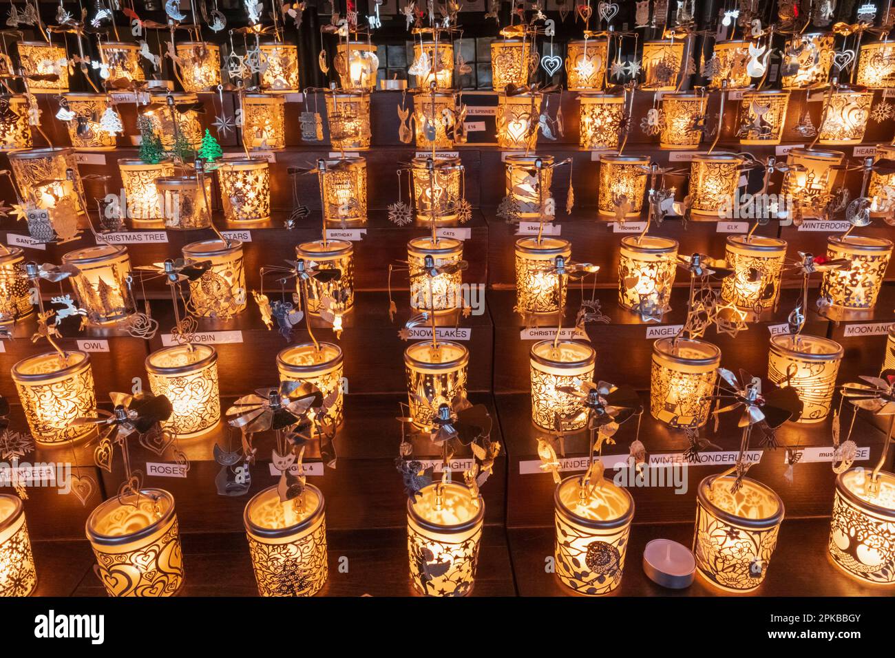 Angleterre, Londres, Southwark, Riverside Christmas Market, Retail Stall Display of ornemental Lights Banque D'Images