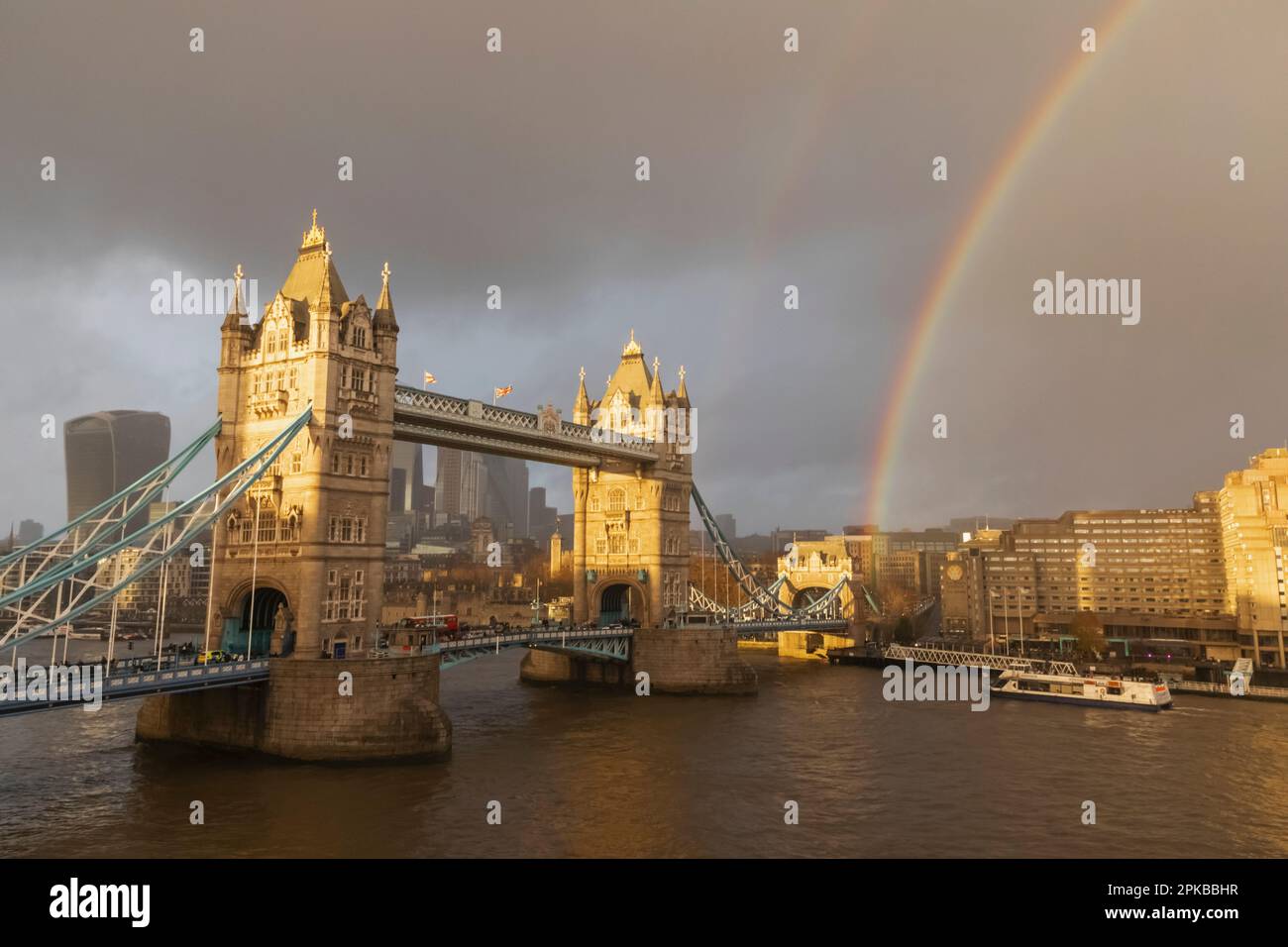 Angleterre, Londres, vue d'hiver de Tower Bridge et Rainbow Banque D'Images