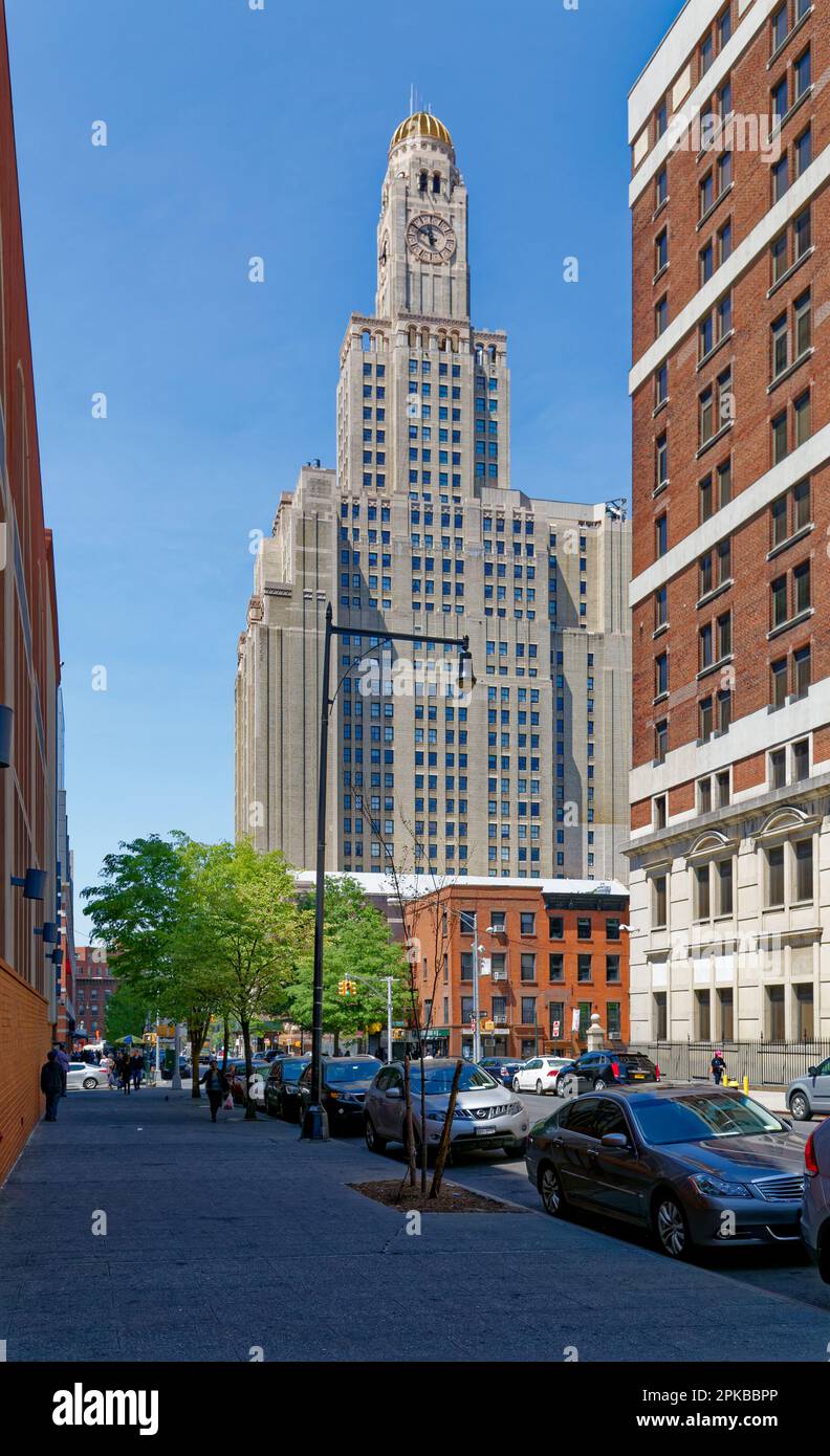 Le point de repère de Brooklyn la Williamsburgh Savings Bank Tower est un gratte-ciel en briques et terre cuite sur une base calcaire. Banque D'Images