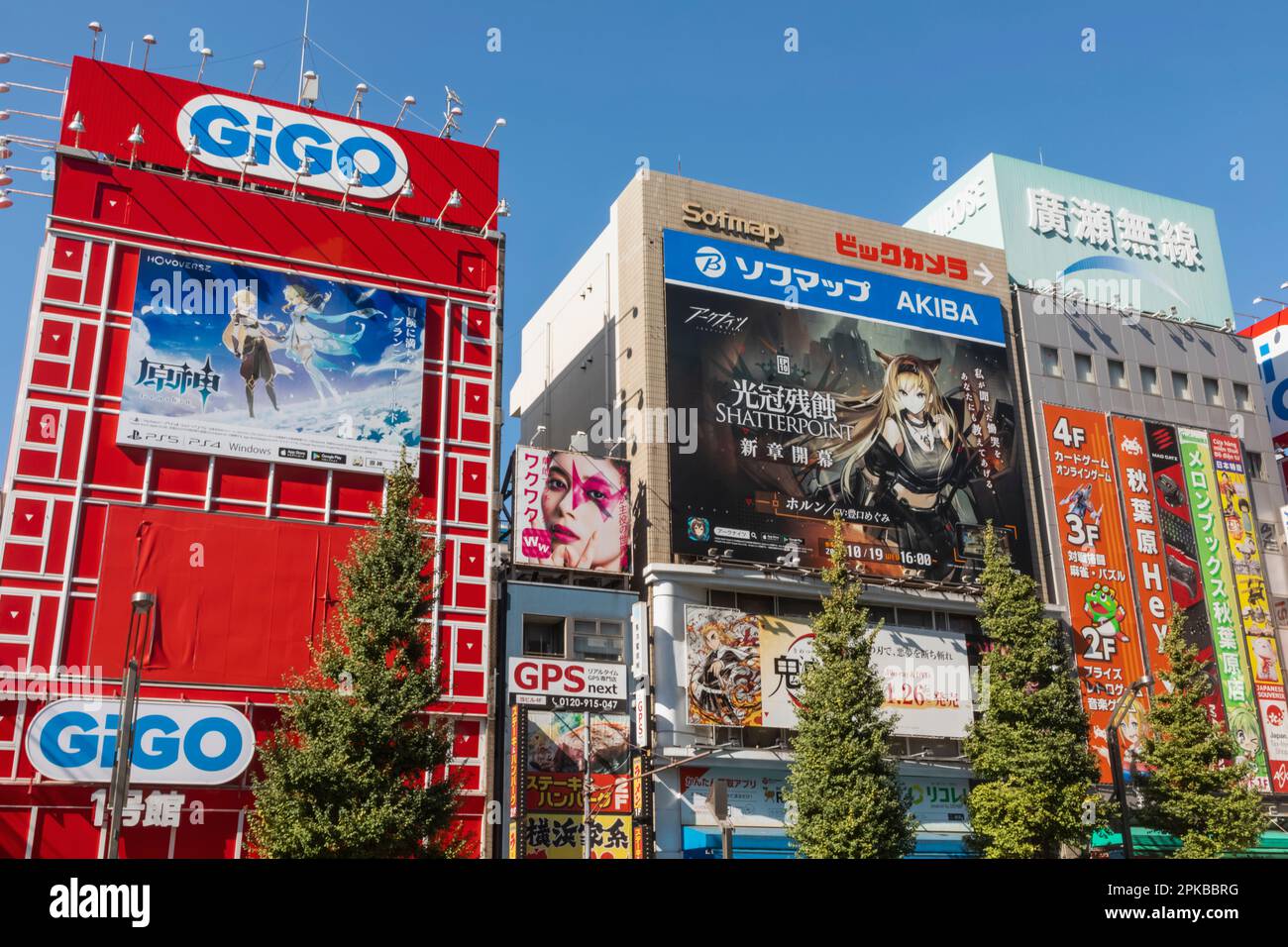 Japon, Honshu, Tokyo, Akihabara, scène de rue avec magasins colorés Banque D'Images
