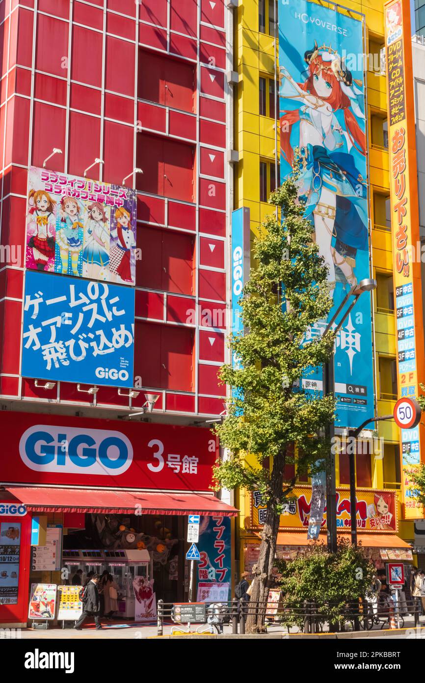 Japon, Honshu, Tokyo, Akihabara, scène de rue avec magasins colorés Banque D'Images