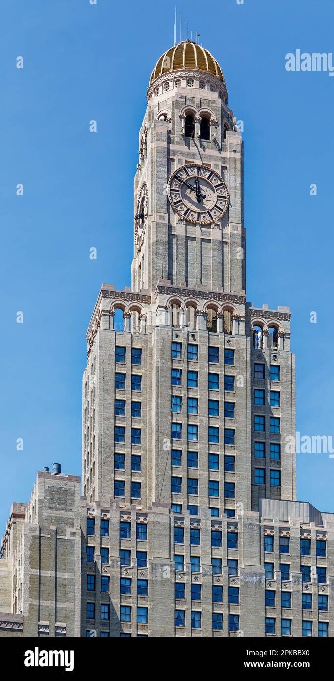 Le point de repère de Brooklyn la Williamsburgh Savings Bank Tower est un gratte-ciel en briques et terre cuite sur une base calcaire. Banque D'Images