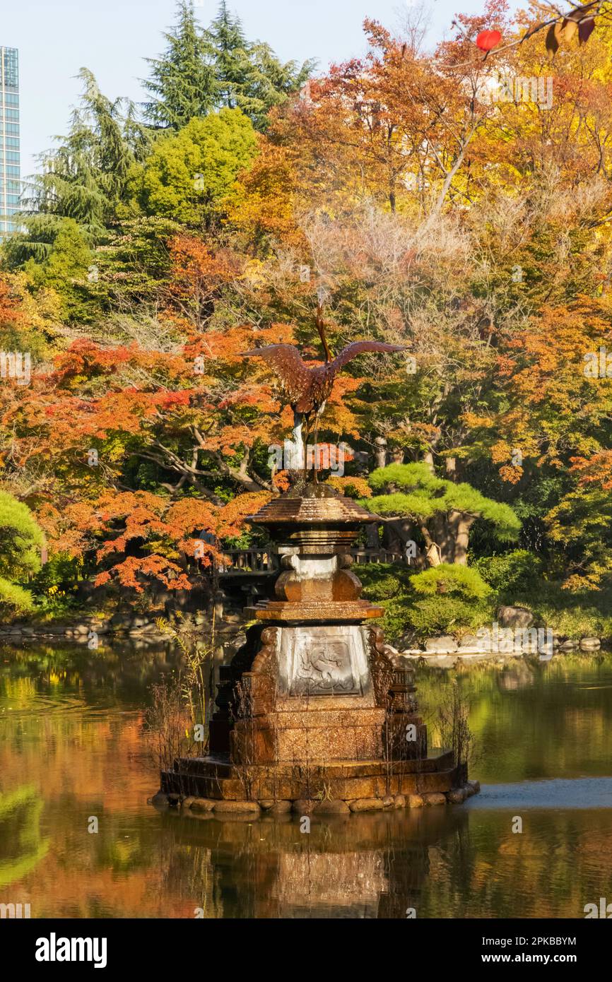 Japon, Honshu, Tokyo, Hibiya, Hibiya Park, La fontaine de la grue et les feuilles d'automne Banque D'Images