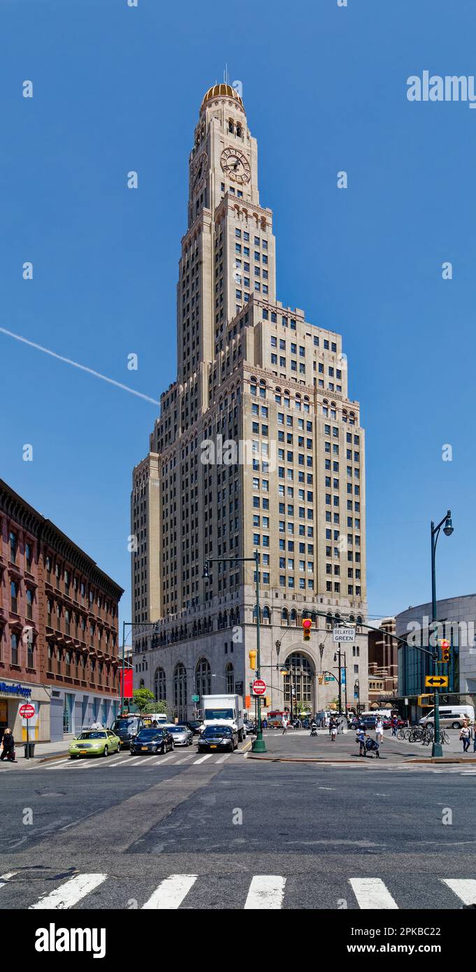 Le point de repère de Brooklyn la Williamsburgh Savings Bank Tower est un gratte-ciel en briques et terre cuite sur une base calcaire. Banque D'Images