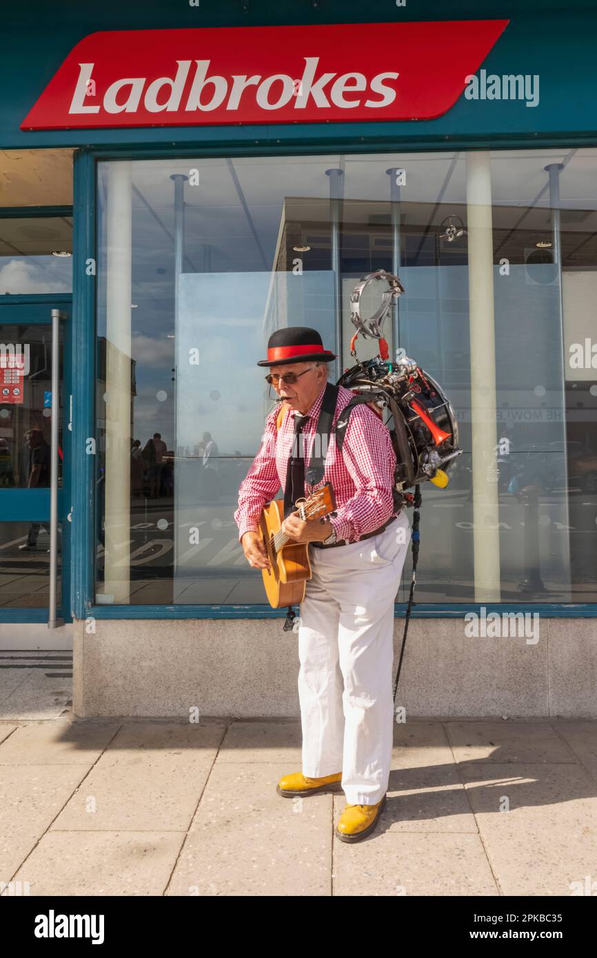 Angleterre, Dorset, Isle of Purbeck, Swanage, Swanage Annual Folk Festival, groupe de personnes âgées un homme jouant de la guitare et du chant Banque D'Images