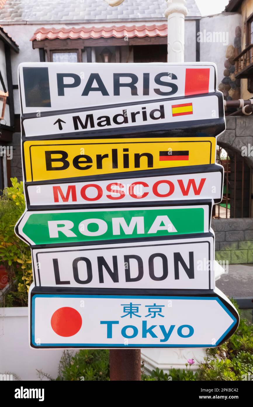 Angleterre, Dorset, île de Purbeck, Swanage, signes indiquant différentes villes de la capitale mondiale Banque D'Images