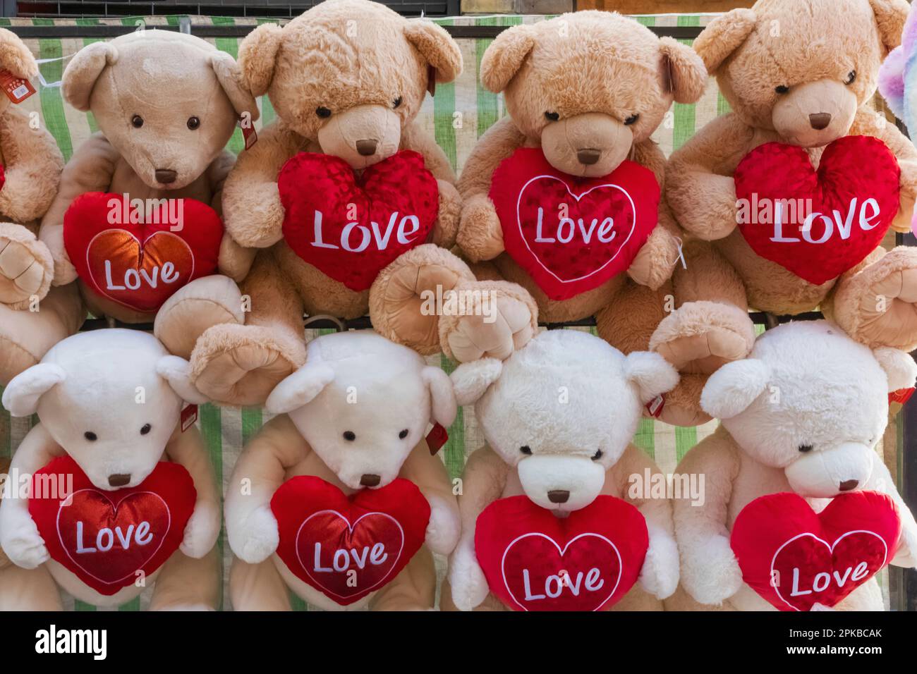 Angleterre, Londres, Spitalfields, marché de Petticoat Lane, exposition de Teddybears tenant des coeurs d'amour Banque D'Images