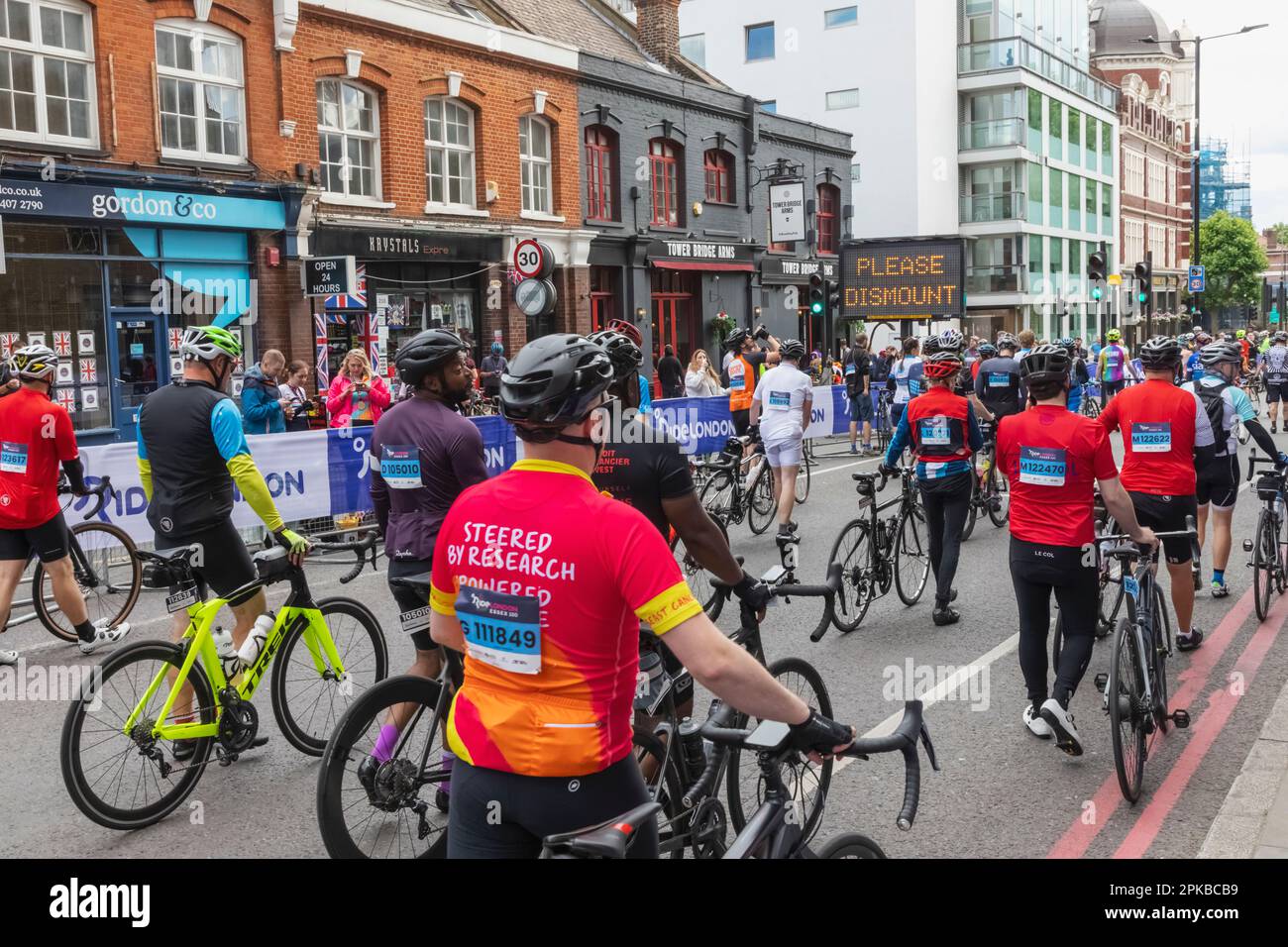 Angleterre, Londres, cyclistes à la fin de l'événement annuel Ride London Banque D'Images