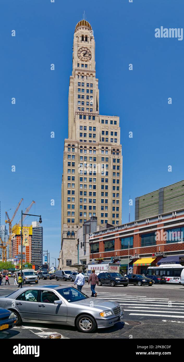 Le point de repère de Brooklyn la Williamsburgh Savings Bank Tower est un gratte-ciel en briques et terre cuite sur une base calcaire. Banque D'Images