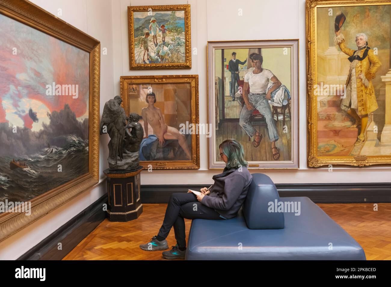 Angleterre, Dorset, Bournemouth, Russell Cotes Art Gallery and Museum, Femme Visiteur avec des cheveux verts entouré de peintures dans la Galerie Banque D'Images