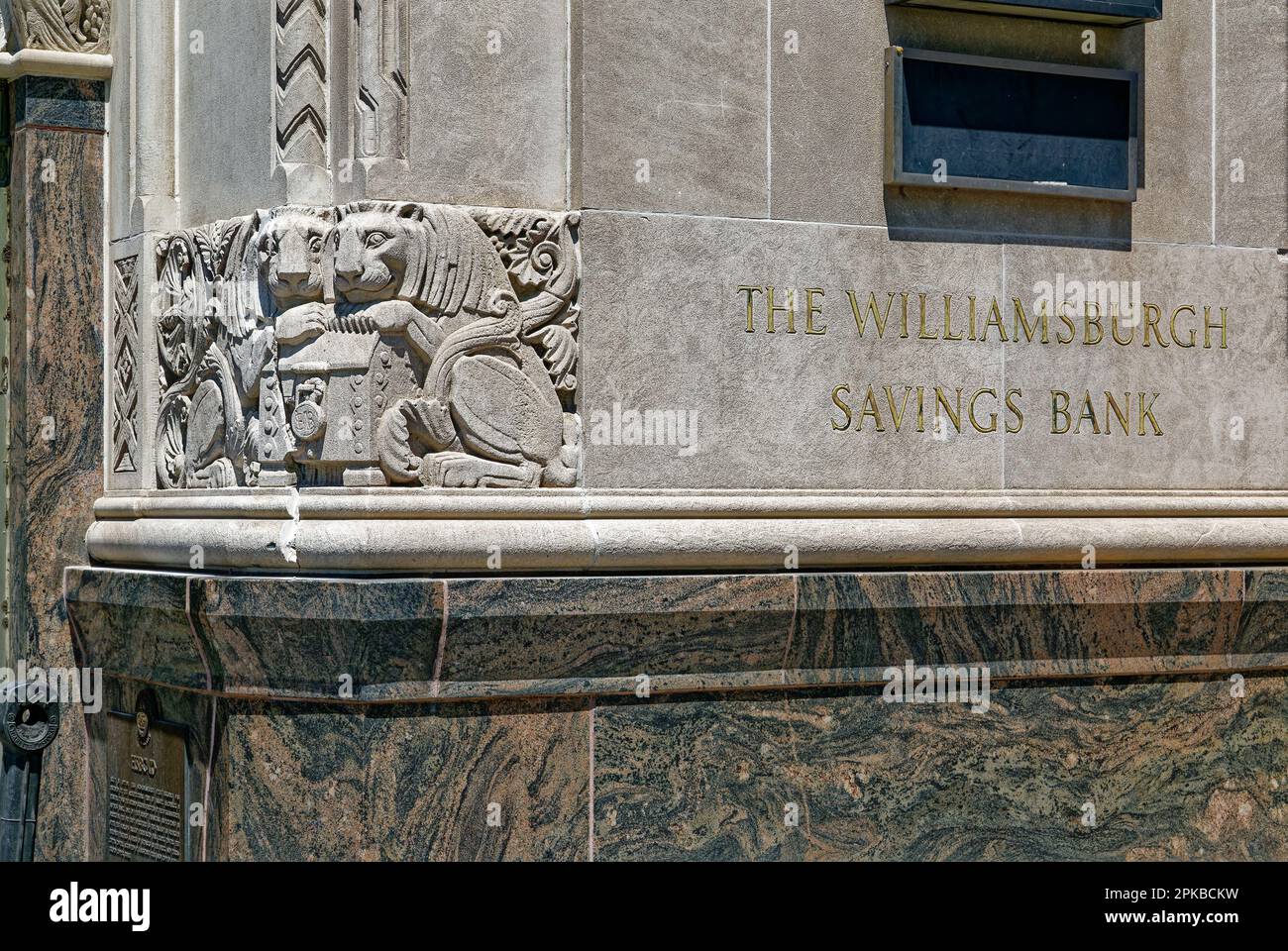 La base calcaire de la Williamsburgh Savings Bank est richement sculptée par des symboles d'épargne et de banque. L'ancien plancher de la banque est maintenant un lieu d'événement. Banque D'Images