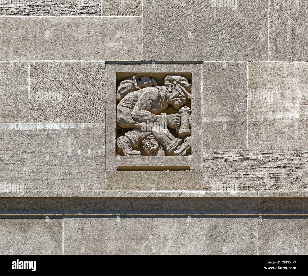 La base calcaire de la Williamsburgh Savings Bank est richement sculptée par des symboles d'épargne et de banque. L'ancien plancher de la banque est maintenant un lieu d'événement. Banque D'Images