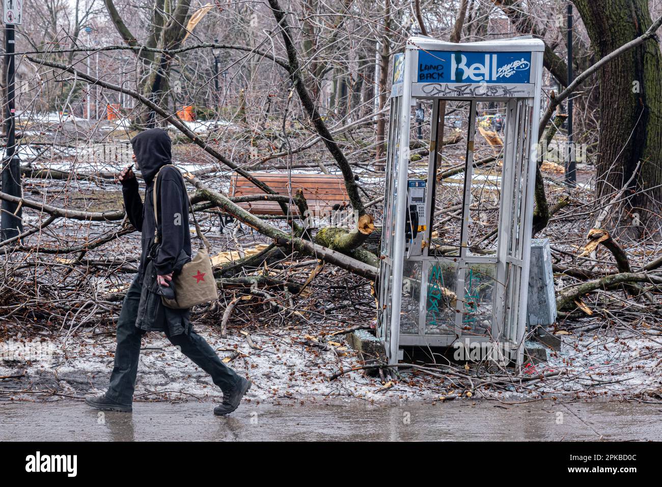 Montréal, CANADA - 6 avril 2023 : la tempête de pluie verglaçante a endommagé une boîte téléphonique près du parc Laurier Banque D'Images