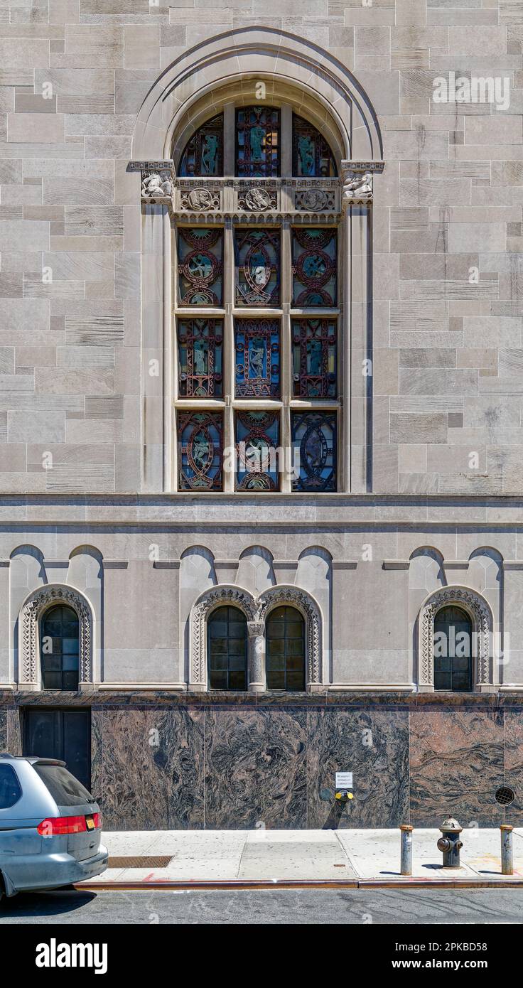 La base calcaire de la Williamsburgh Savings Bank est richement sculptée par des symboles d'épargne et de banque. L'ancien plancher de la banque est maintenant un lieu d'événement. Banque D'Images