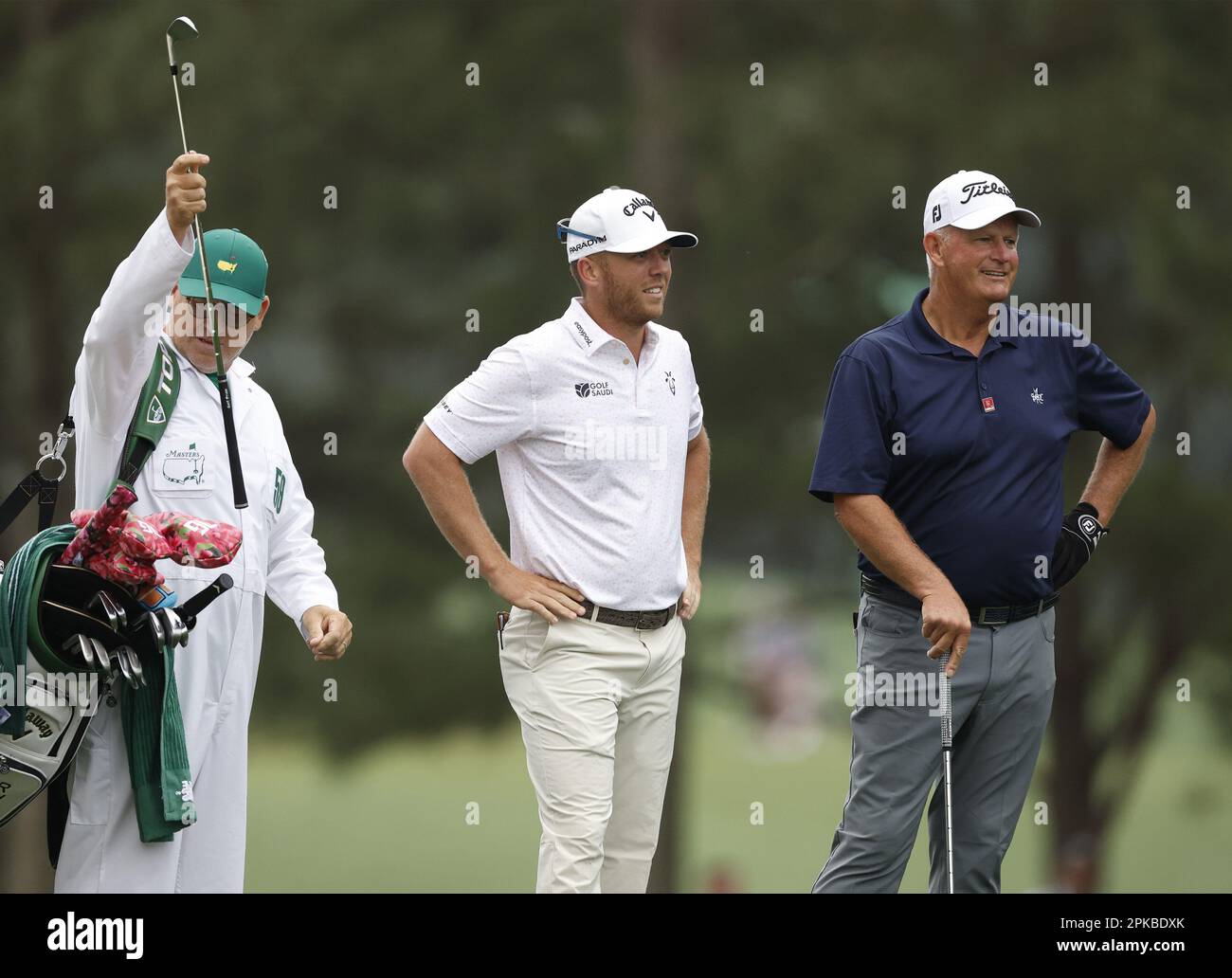 Augusta, États-Unis. 06th avril 2023. Maddie mal Baker met le club Talor Gooch (C) dans le sac tandis que Sandy Lyle et Gooch se tiennent dans le premier trou du fairway pendant le premier tour au tournoi de Masters au club de golf national d'Augusta, Géorgie, jeudi, 6 avril 2023. Photo de John Angelillo/UPI crédit: UPI/Alay Live News Banque D'Images