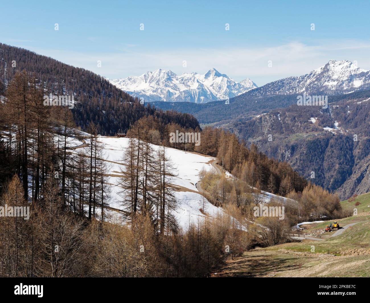 Vue alpine panoramique sur les champs enneigés et les montagnes de Chamois dans la Vallée d'Aoste Italie Banque D'Images