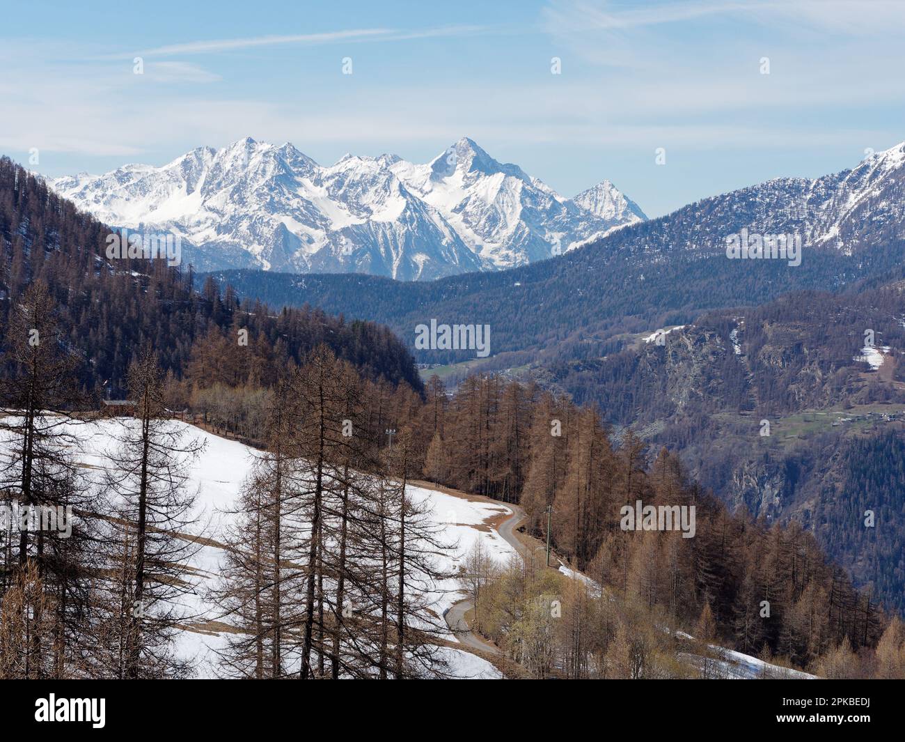 Vue alpine panoramique sur les champs enneigés et les montagnes de Chamois dans la Vallée d'Aoste Italie Banque D'Images