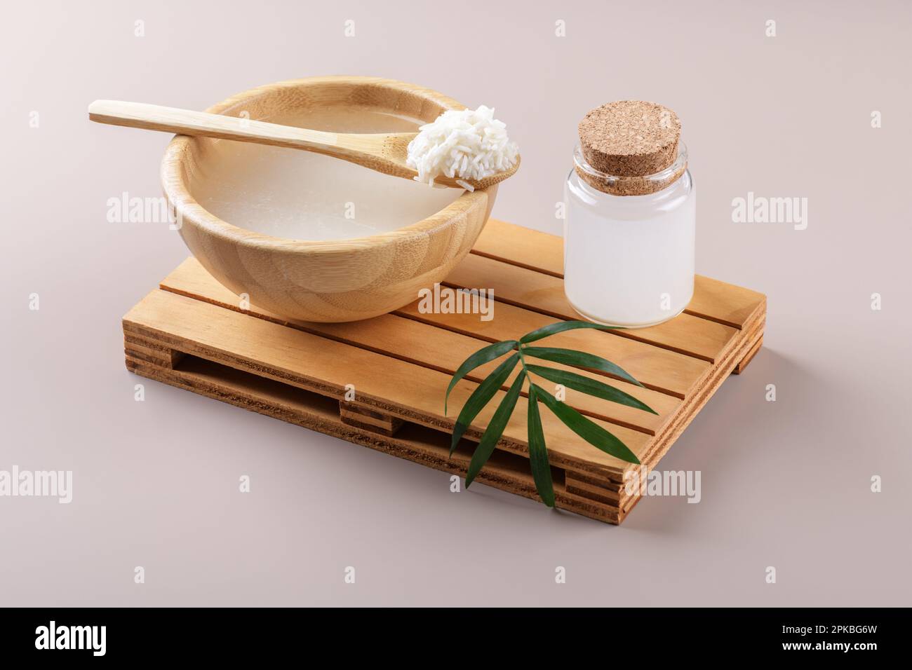 Eau de riz cosmétique maison avec ingrédients et kit de beauté sur fond beige, ingrédients de soins de beauté sains pour comsétiques maison, beauté Banque D'Images