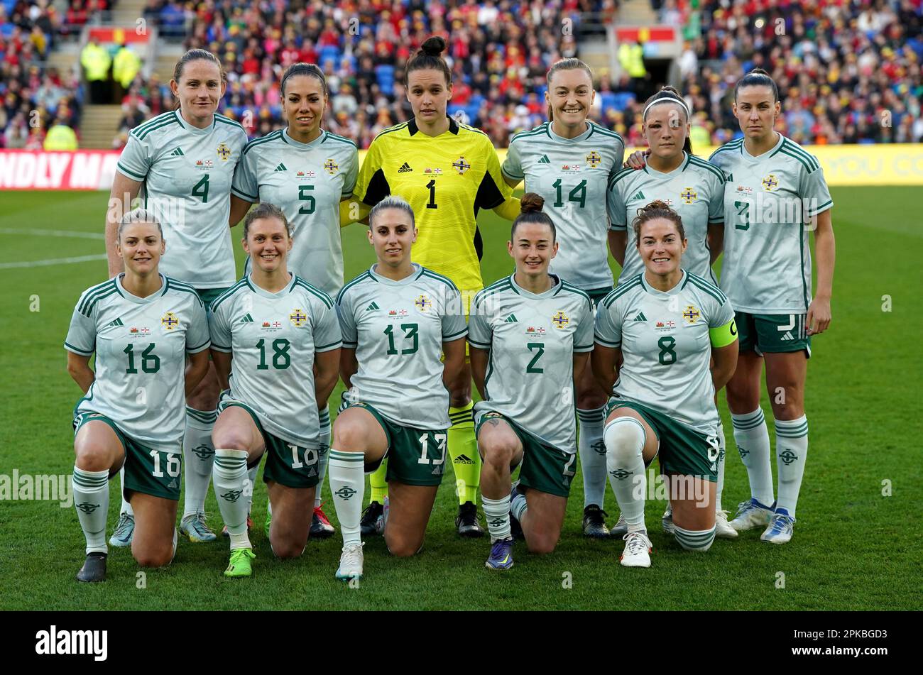 Groupe d'équipe d'Irlande du Nord, de gauche à droite, rangée arrière, Sarah Robson, Ellie Mason, Shannon Turner, Lauren Wade, Megan Bell, demi Vance, première rangée, Nadene Caldwell, Caragh Milligan, Kelsie Burrows, Rebecca McKenna et Marissa Callaghan avant le Women's International friendly au stade de Cardiff City, au pays de Galles. Date de la photo: Jeudi 6 avril 2023. Banque D'Images