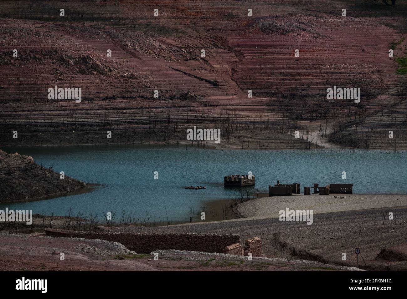 Vilanova de Sau, Espagne. 6th avril 2023. Les ruines du vieux village de Sant Roma de Sau sortent du réservoir de Sau, qui a été réduit d'environ 90% en raison de la sécheresse prolongée. Credit: Matthias Oesterle/Alamy Live News Banque D'Images