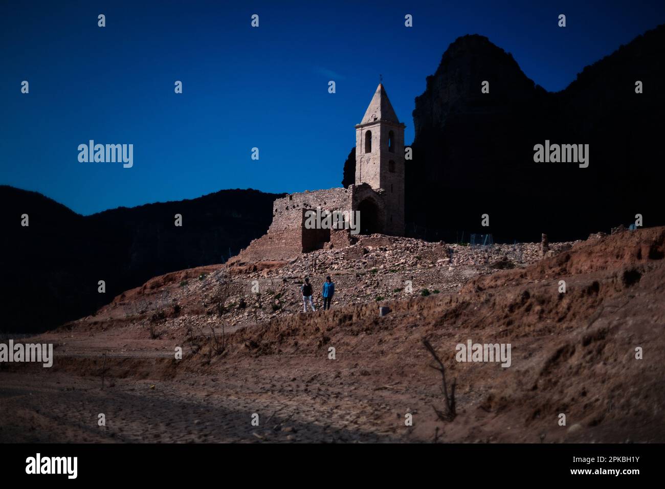 Vilanova de Sau, Espagne. 6th avril 2023. L'ancienne église de Sant Romà de Sau, une église paroissiale du 11th siècle, est de retour sur terre sèche au milieu du réservoir de Sau, qui a diminué d'environ 90% en raison de la sécheresse prolongée. Credit: Matthias Oesterle/Alamy Live News Banque D'Images