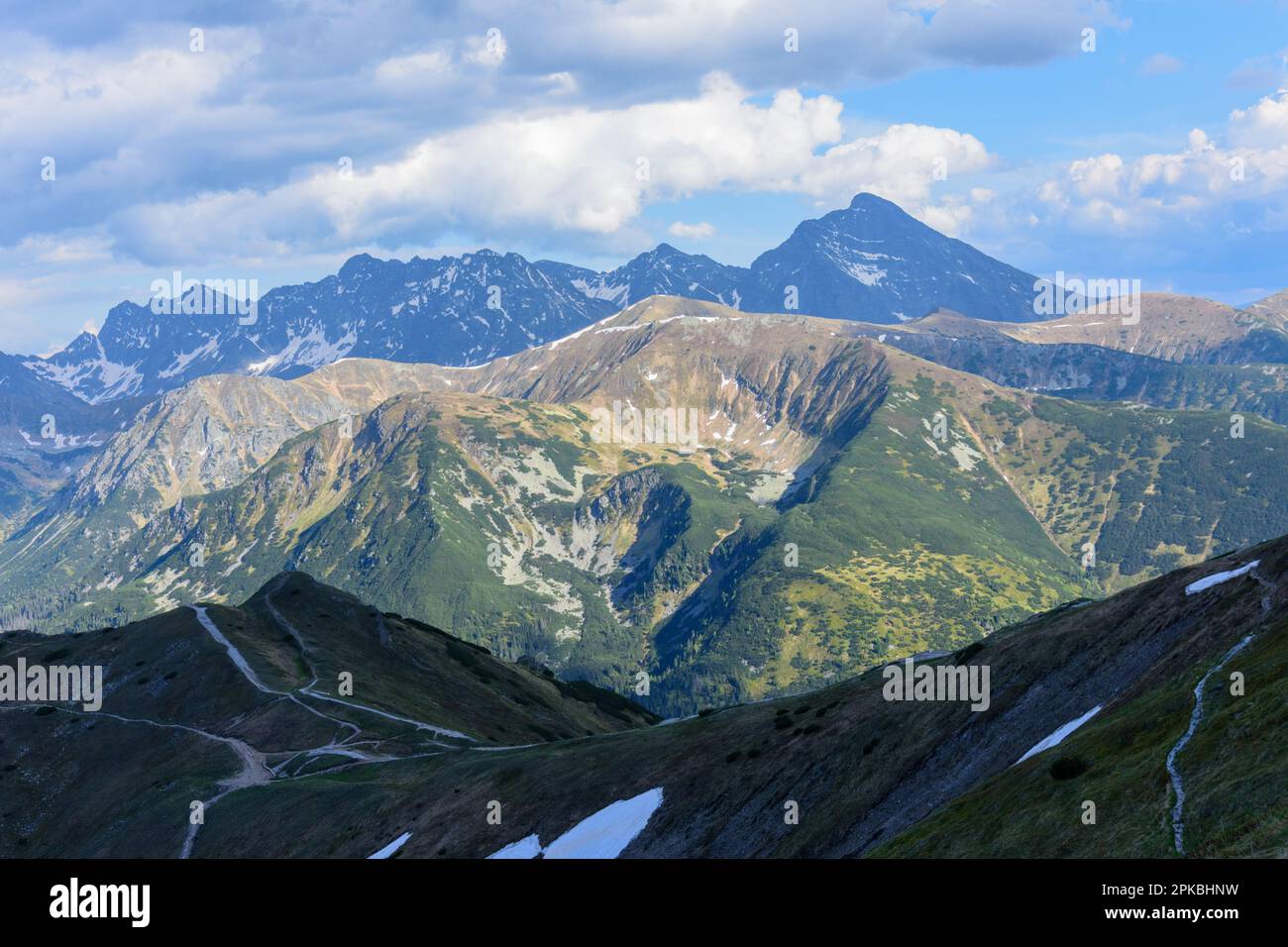 Vue sur le pic de Kasprowy Wierch et les sommets des Hautes Tatras depuis le col de Kondraka. Un beau jeu de lumière et d'ombres sur les pentes de t Banque D'Images