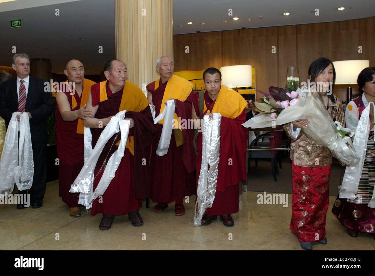 Les membres de la communauté tibétaine d'Australie attendent de présenter au Dalaï Lama un Kata, qui est béni par le Dalaï Lama, puis placé autour du cou du présentateur. Sheraton Wentworth Hotel, Sydney, Australie. 14.06.07. Banque D'Images