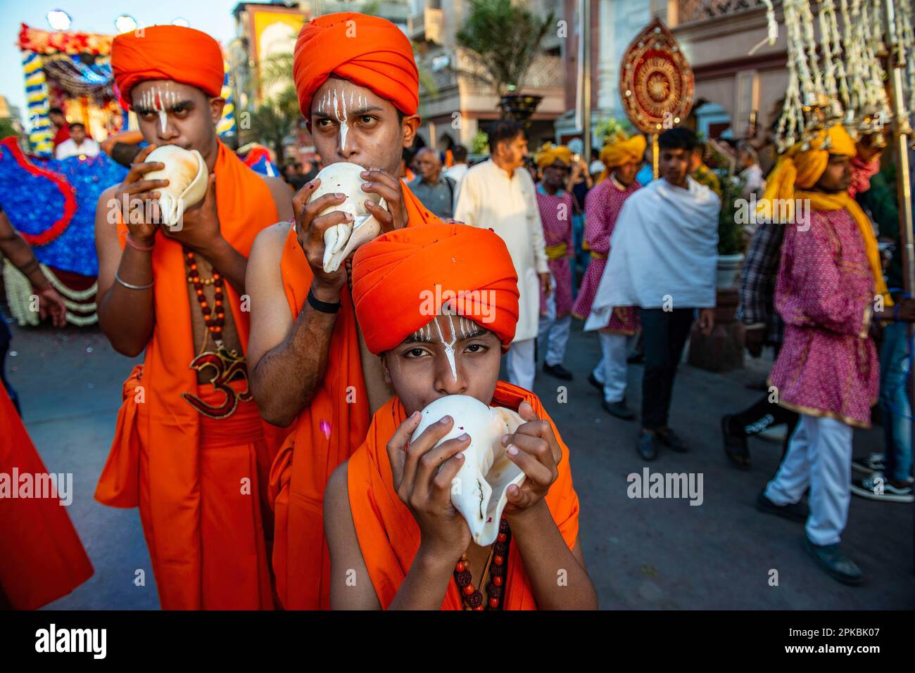 New Delhi, Inde. 06th avril 2023. Jeunes hindous dévotés en robe de safran soufflant Shankh (Shankh ou conch shell est un symbole sacré dans l'hindouisme) lors d'une procession pour le festival hindou Hanuman Jayanti. Le festival commémore la naissance de la déité hindoue Hanuman. (Photo de Pradeep Gaur/SOPA Images/Sipa USA) crédit: SIPA USA/Alay Live News Banque D'Images