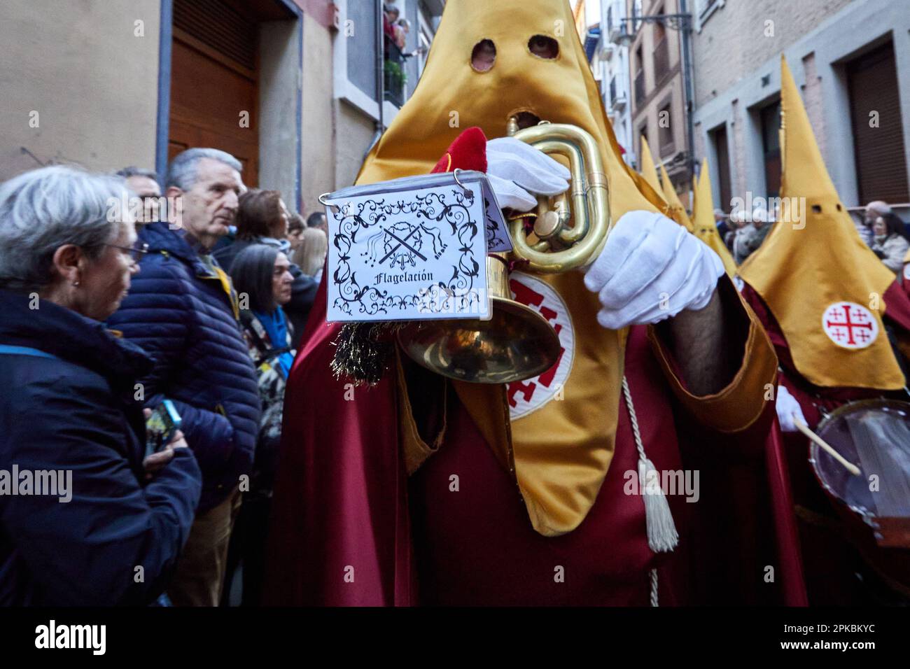 Pampelune, Navarre, Espagne. Espagne. 6th avril 2023. Religion. Processions de la semaine Sainte. Jeudi Saint procession dans les rues de Pampelune pendant la semaine Sainte avec la parade des pas de la Cène, la prière dans le jardin et l'arrestation, et la participation de la bande de Bugles et tambours de la Fraternité Logroño flagellation à Pampelune (Espagne) sur 6 avril 2023. Credit: Inigo Alzugaray / Alamy Live News Banque D'Images