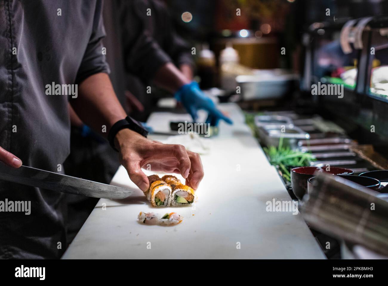 Dividing Sushi, Close Up, Food Prep, sushi, restaurant japonais Banque D'Images