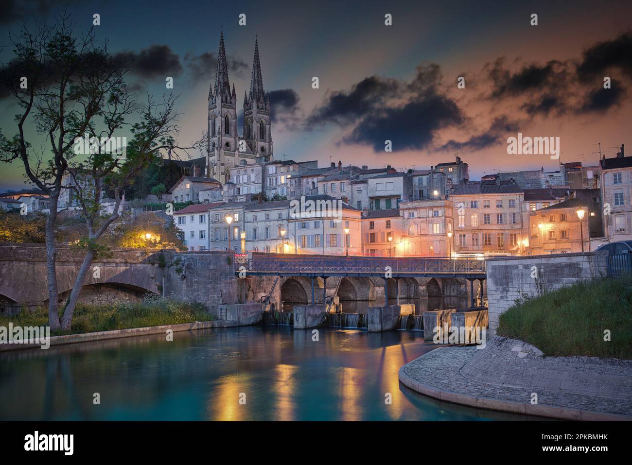 Prendre des photos de la vue de Niort à l'heure bleue Banque D'Images