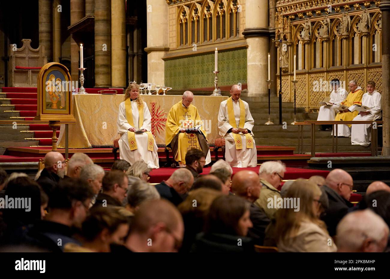 L'archevêque de Canterbury Justin Welby (au milieu) pendant l'Eucharistie du Sung, service du jeudi de la Liturgie de Maundy à la cathédrale de Canterbury, dans le Kent. Date de la photo: Jeudi 6 avril 2023. Banque D'Images