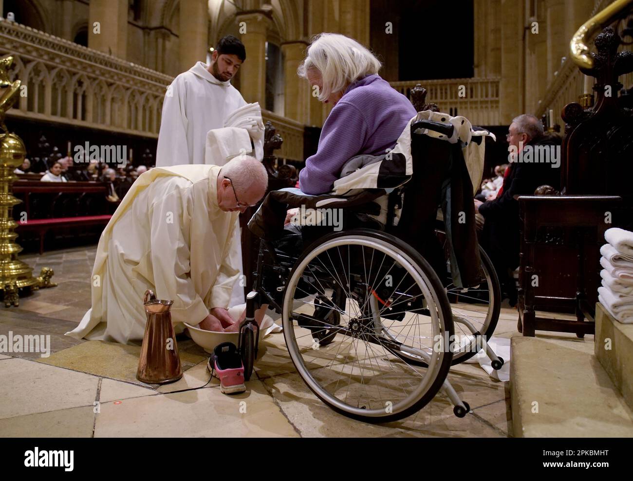 L'archevêque de Canterbury Justin Welby exécute la cérémonie de lavage des pieds pendant l'Eucharistie du Sung, la liturgie de Maundy service du jeudi à la cathédrale de Canterbury, dans le Kent. Date de la photo: Jeudi 6 avril 2023. Banque D'Images