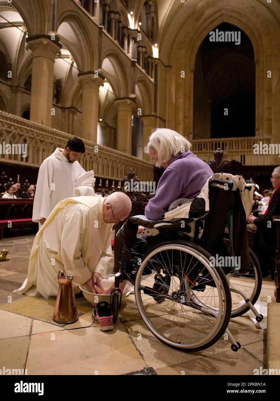 L'archevêque de Canterbury Justin Welby exécute la cérémonie de lavage des pieds pendant l'Eucharistie du Sung, la liturgie de Maundy service du jeudi à la cathédrale de Canterbury, dans le Kent. Date de la photo: Jeudi 6 avril 2023. Banque D'Images
