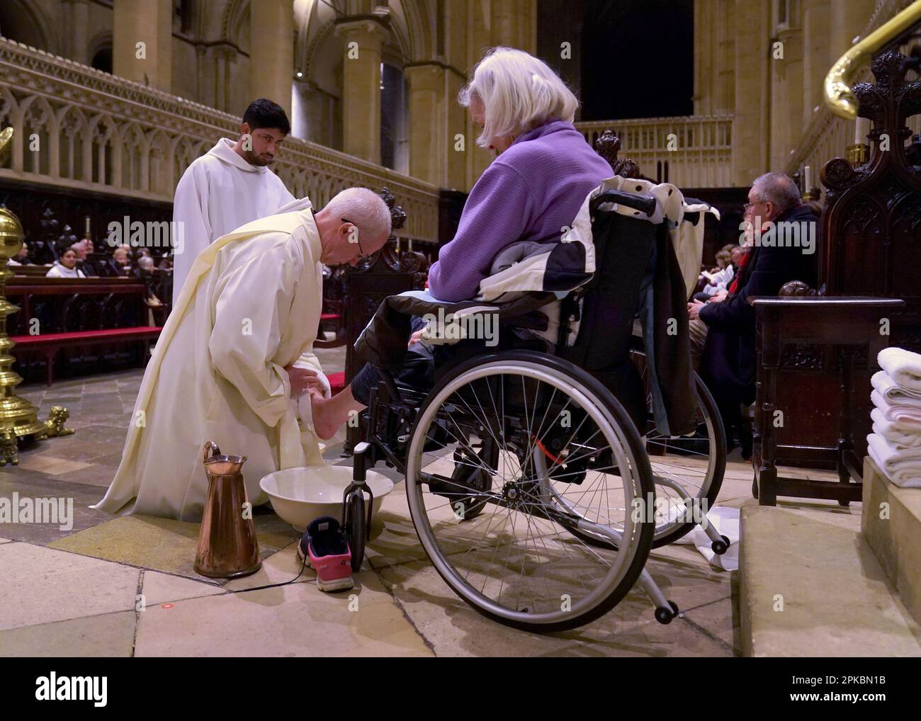 L'archevêque de Canterbury Justin Welby exécute la cérémonie de lavage des pieds pendant l'Eucharistie du Sung, la liturgie de Maundy service du jeudi à la cathédrale de Canterbury, dans le Kent. Date de la photo: Jeudi 6 avril 2023. Banque D'Images