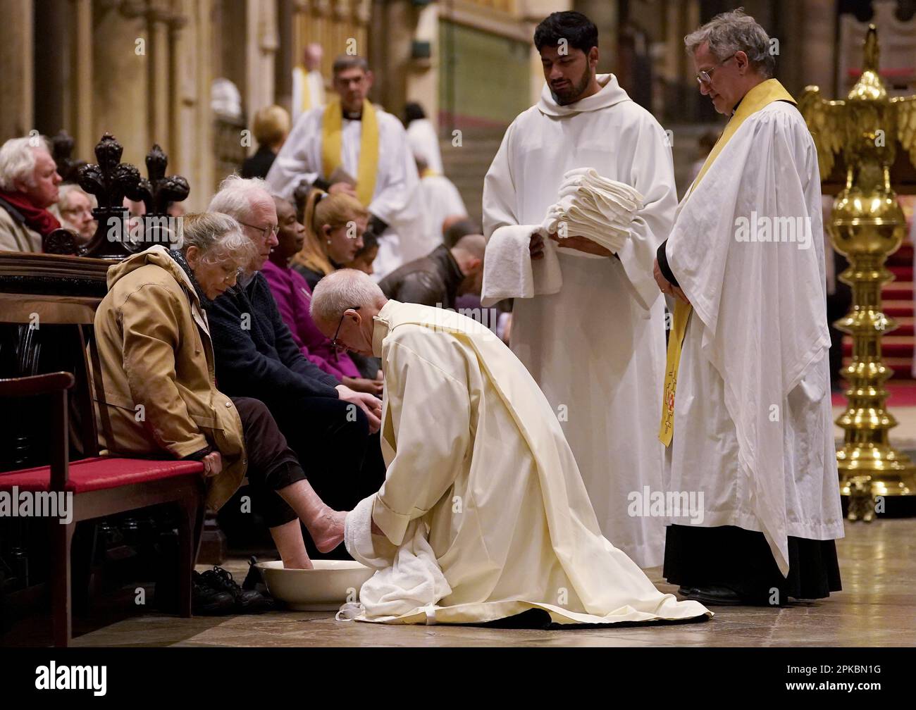 L'archevêque de Canterbury Justin Welby exécute la cérémonie de lavage des pieds pendant l'Eucharistie du Sung, la liturgie de Maundy service du jeudi à la cathédrale de Canterbury, dans le Kent. Date de la photo: Jeudi 6 avril 2023. Banque D'Images