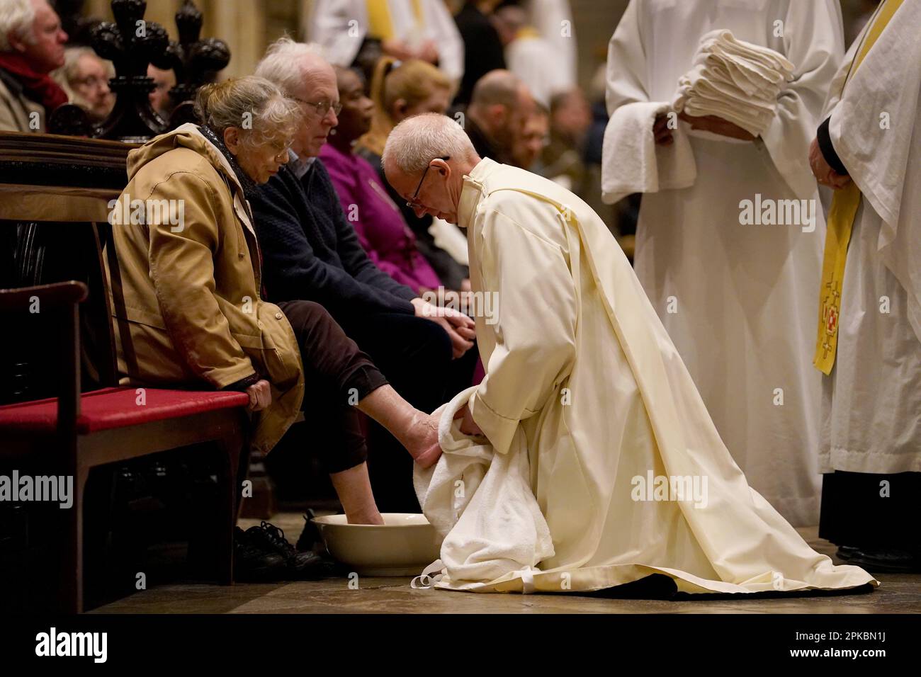 L'archevêque de Canterbury Justin Welby exécute la cérémonie de lavage des pieds pendant l'Eucharistie du Sung, la liturgie de Maundy service du jeudi à la cathédrale de Canterbury, dans le Kent. Date de la photo: Jeudi 6 avril 2023. Banque D'Images