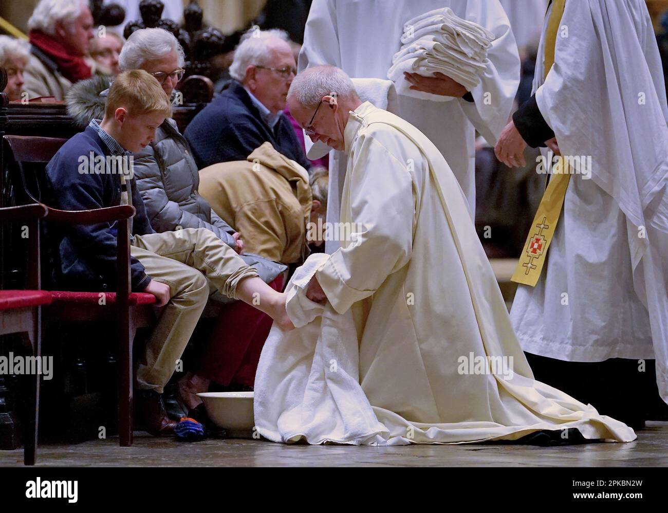 L'archevêque de Canterbury Justin Welby exécute la cérémonie de lavage des pieds pendant l'Eucharistie du Sung, la liturgie de Maundy service du jeudi à la cathédrale de Canterbury, dans le Kent. Date de la photo: Jeudi 6 avril 2023. Banque D'Images