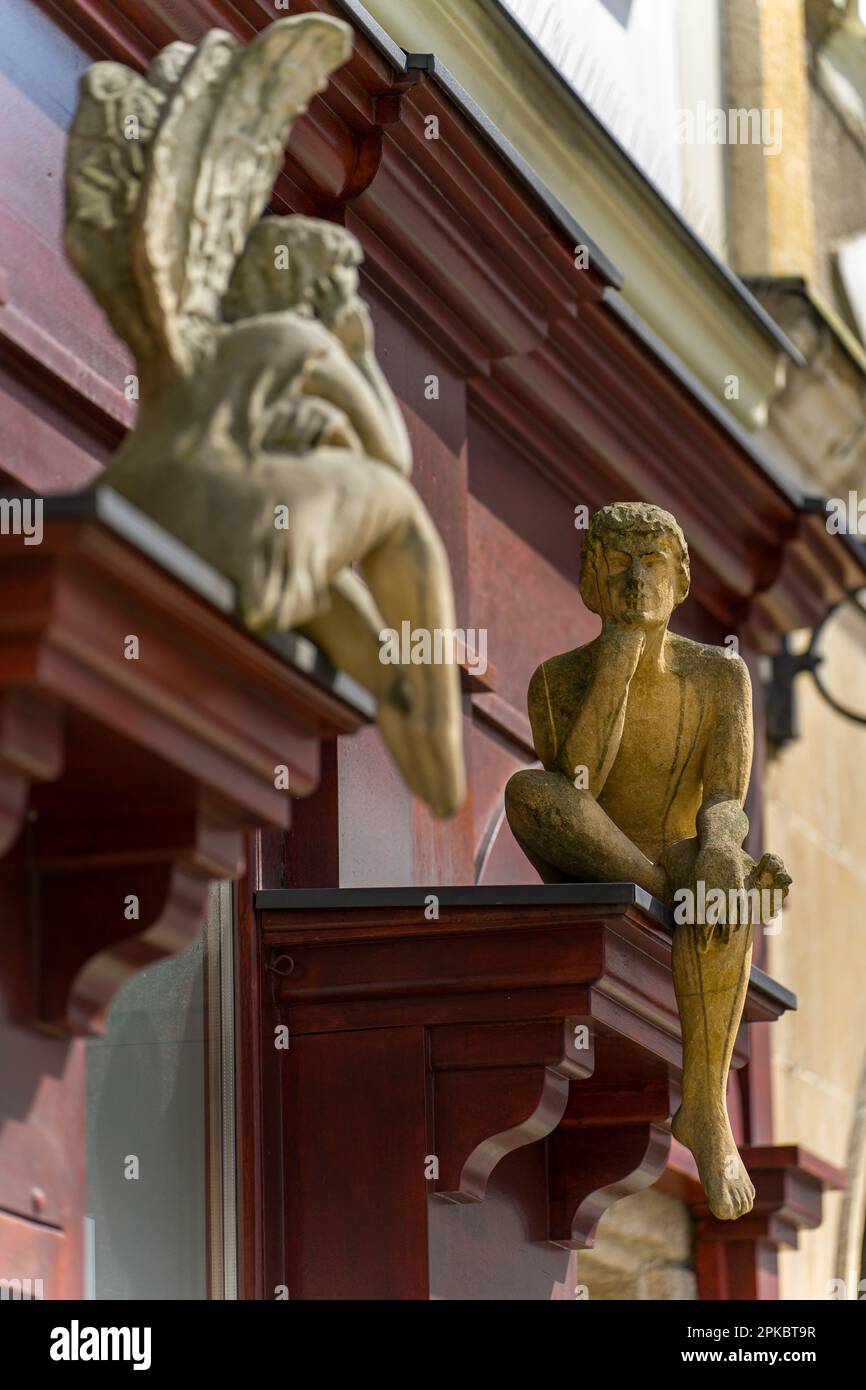 Deux anges, deux elfes, amoureux, sculptures sur la façade, sur la place du marché à Bielsko-Biała Banque D'Images