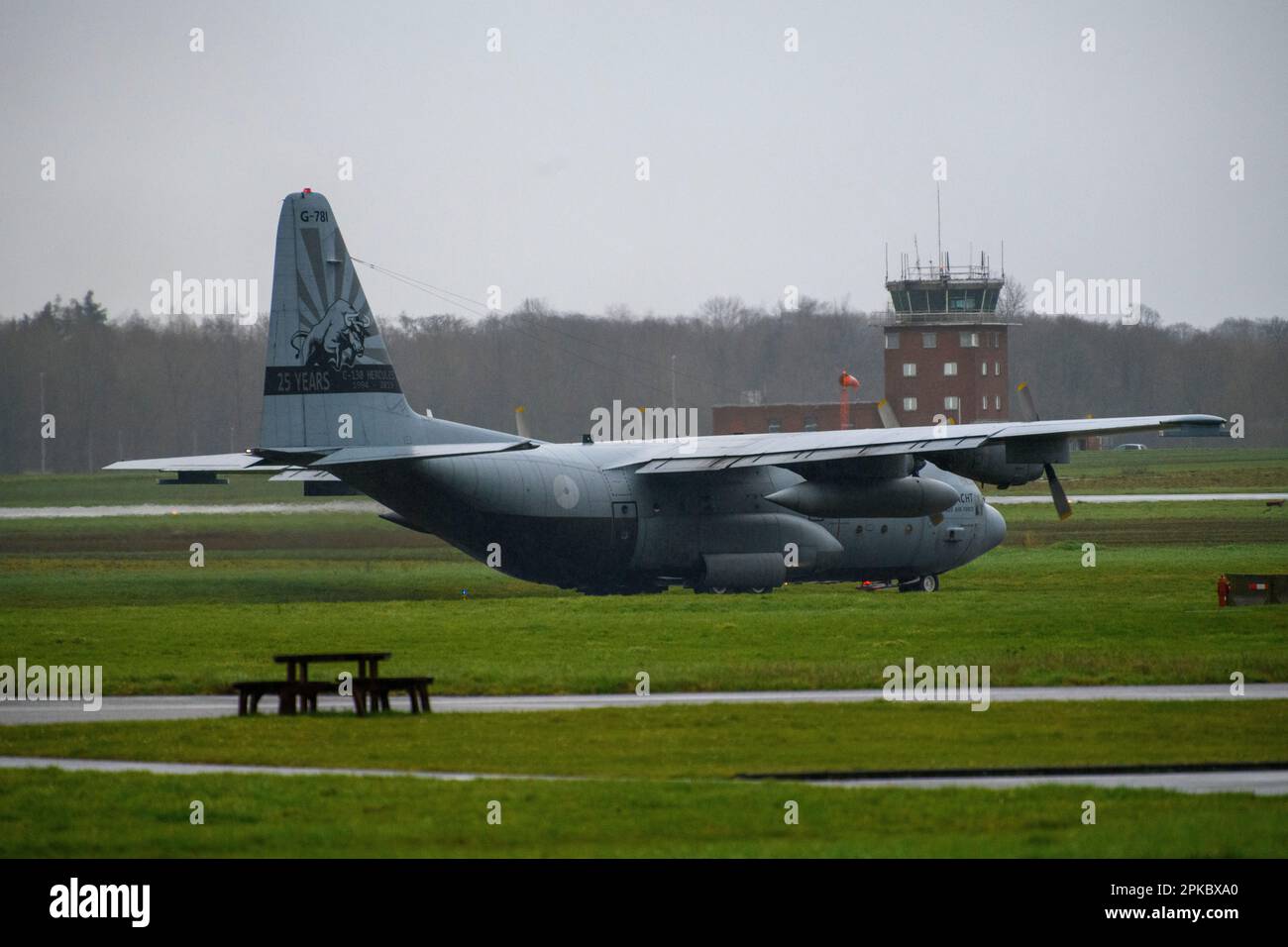 Un avion Hercules C-130-H des Black Bulls, le 336th Escadron de la Royal Netherlands Air Force effectue les opérations de la zone d'atterrissage, en collaboration avec le 424th Escadron de la base aérienne des États-Unis Air Force, lors de l'opération Orange Bull 2023 sur la base aérienne de Chièvres, Belgique, 14 mars 2023. (É.-U. Photo de l'armée par Pierre-Etienne Courtejoie) Banque D'Images
