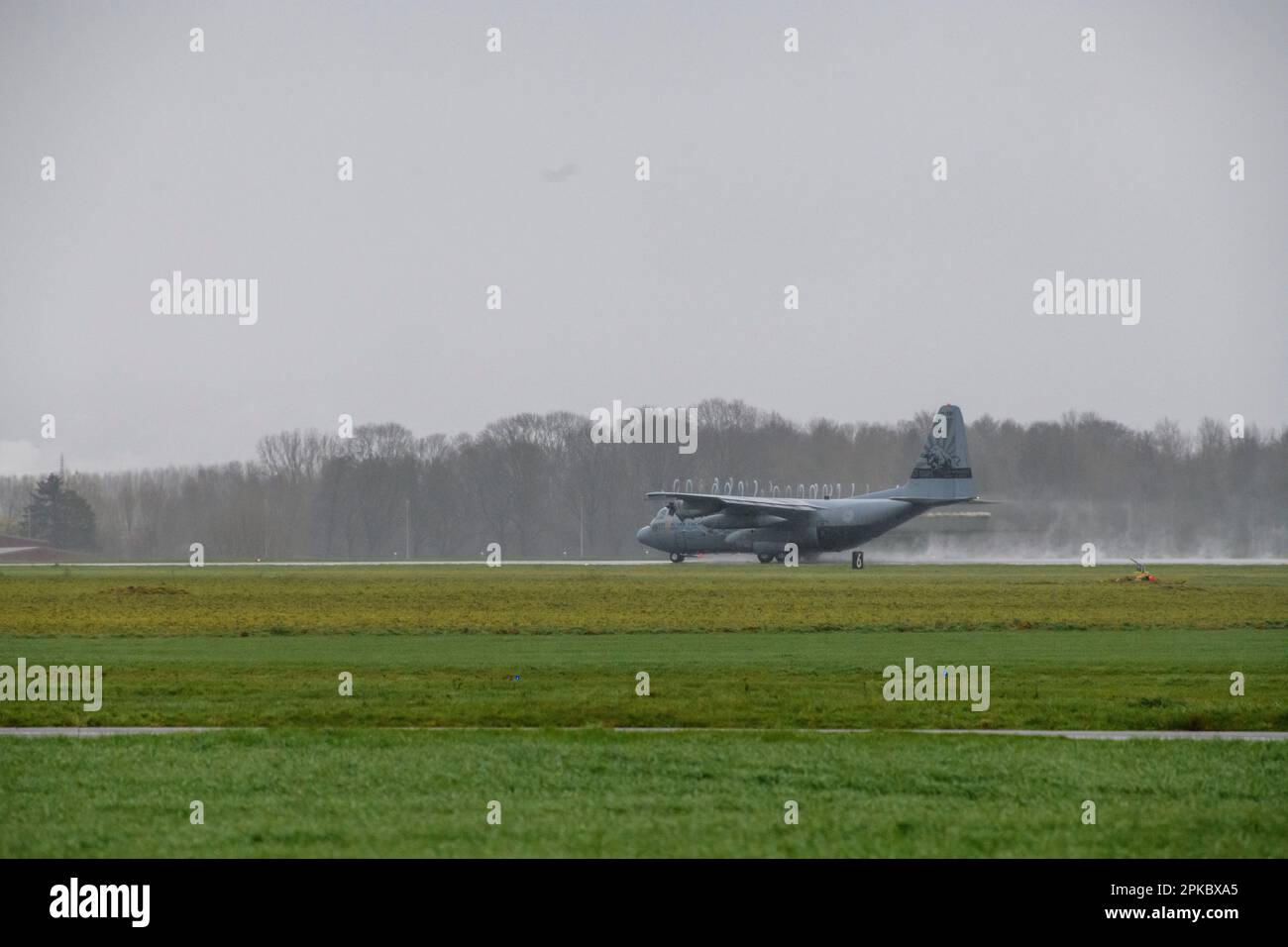 Un avion Hercules C-130-H des Black Bulls, le 336th Escadron de la Royal Netherlands Air Force effectue les opérations de la zone d'atterrissage, en collaboration avec le 424th Escadron de la base aérienne des États-Unis Air Force, lors de l'opération Orange Bull 2023 sur la base aérienne de Chièvres, Belgique, 14 mars 2023. (É.-U. Photo de l'armée par Pierre-Etienne Courtejoie) Banque D'Images