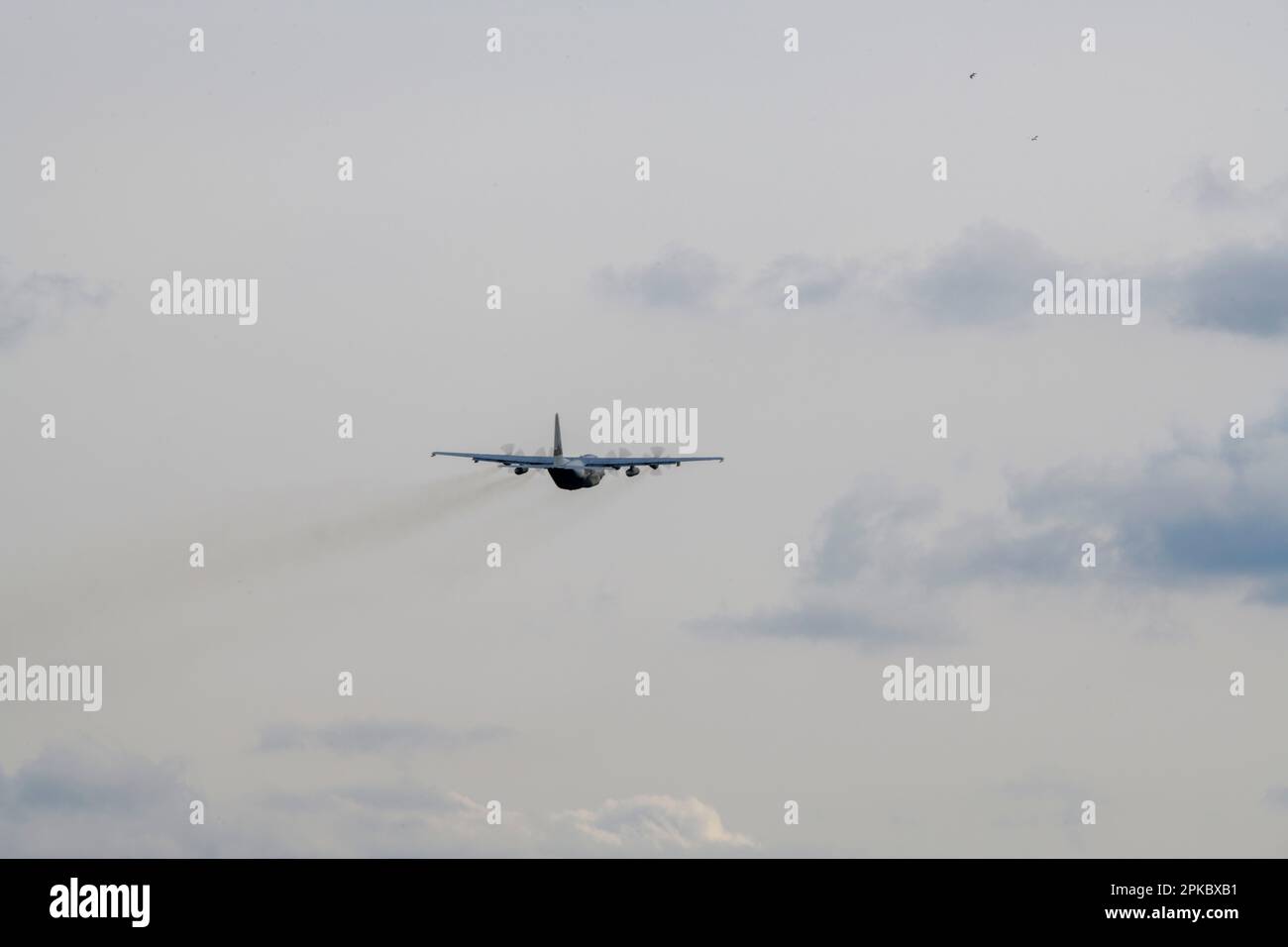 Un avion Hercules C-130-H des Black Bulls, l'escadron 336th de la Royal Netherlands Air Force, prend son départ alors que son équipage s'entraîne avec l'escadron 424th de la base aérienne des États-Unis Air Force, lors de l'opération Orange Bull 2023 sur la base aérienne de Chièvres, Belgique, 15 mars 2023. (É.-U. Photo de l'armée par Pierre-Etienne Courtejoie) Banque D'Images